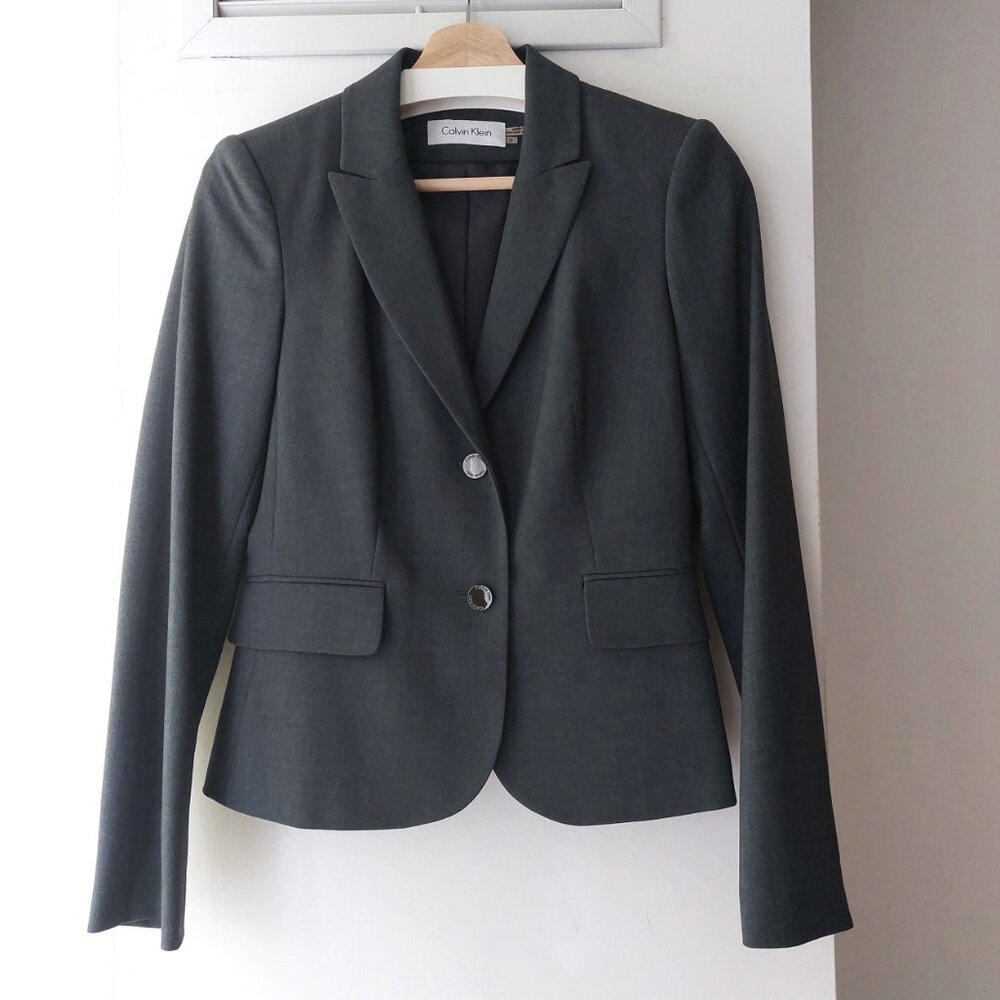 LIKE NEW Suit: Calvin Klein Womens Grey Gray + Skirt (Blazer Sz 2, Skirt Sz 4)